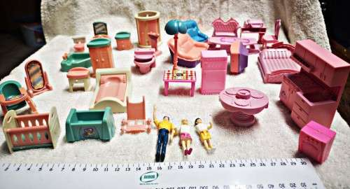 Big lot vintage plastic doll house furniture with miniature dolls included.