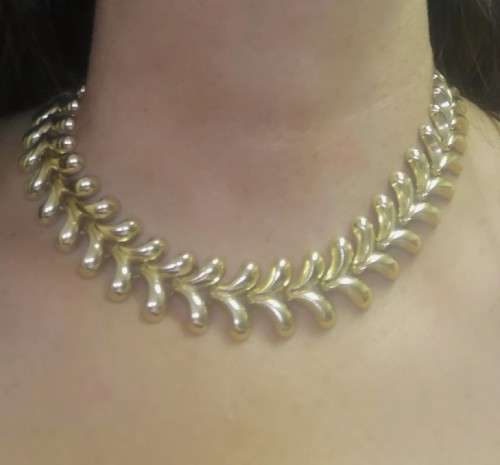 On R1 auction!! Stunning vintage leaf link choker necklace
