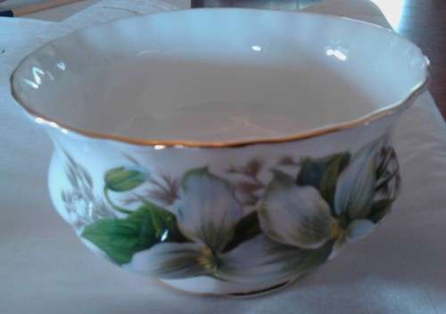ROYAL ALBERT TRILLIUM SUGAR BOWL