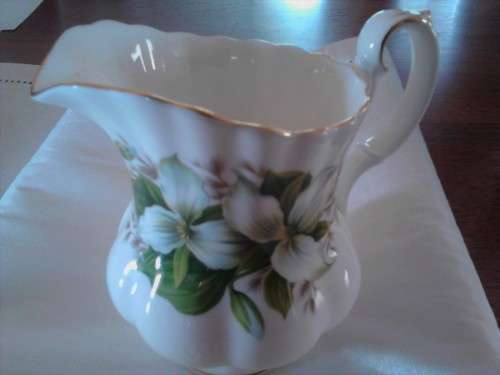 ROYAL ALBERT TRILLIUM MILK JUG