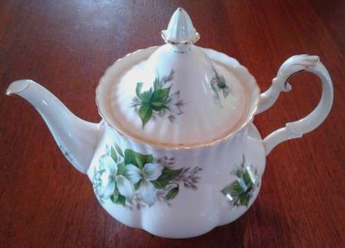 ROYAL ALBERT TRILLIUM LARGE TEA POT