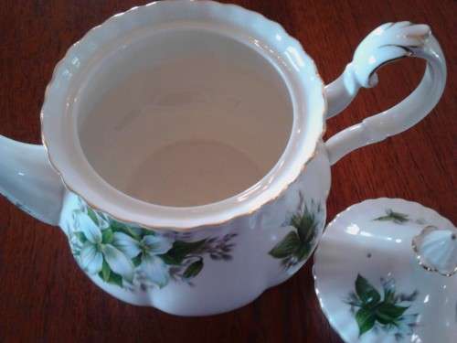 ROYAL ALBERT TRILLIUM LARGE TEA POT