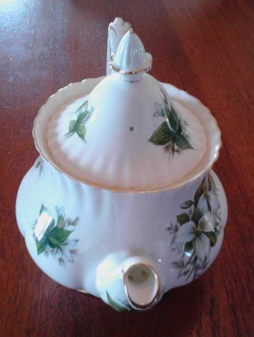 ROYAL ALBERT TRILLIUM LARGE TEA POT