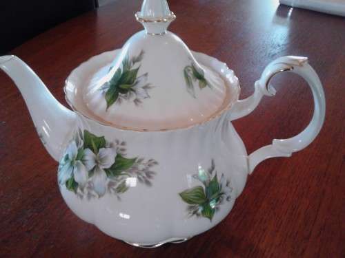 ROYAL ALBERT TRILLIUM LARGE TEA POT