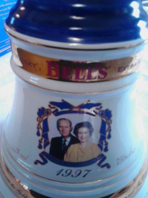 BELLS EXTRA SPECIAL SCOTCH WHISKEY ,TO COMMEMORATE THE 50TH GOLDEN WEDDING ANNIVERSARY- Full
