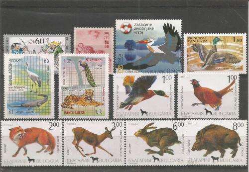 MIXED WORLD UN MOUNTED MINT SETS & PART SETS
