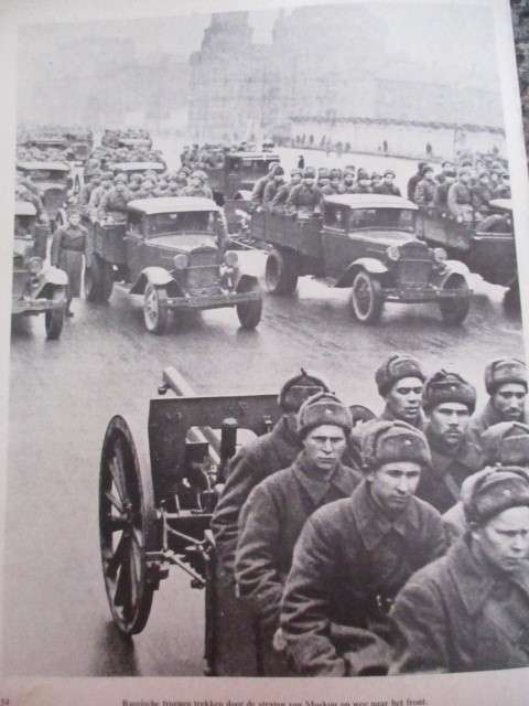 VINTAGE DUTCH MAGAZINE ON THE 2ND WORLD WAR -VOOR DE POORT VAN MOSKOU 1970