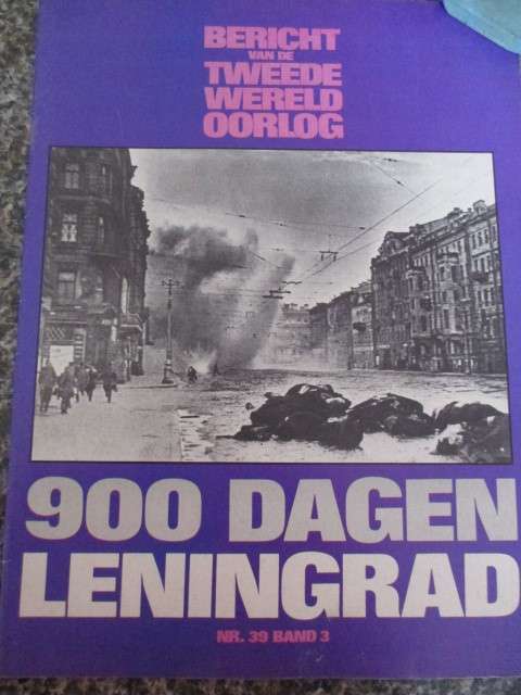 VINTAGE DUTCH MAGAZINE ON THE 2ND WORLD WAR - 900 DAGEN LENINGRAD 1970