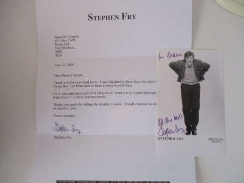 SIGNED / AUTOGRAPHED PHOTO AND LETTER OF STEPHEN FRY APP POST CARD SIZE