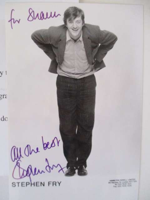 SIGNED / AUTOGRAPHED PHOTO AND LETTER OF STEPHEN FRY APP POST CARD SIZE