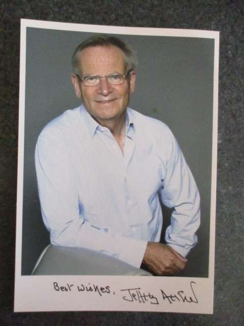 SIGNED / AUTOGRAPHED PHOTO CLASSIC AUTHOR JEFFREY ARCHER BIGGER THAN POST CARD