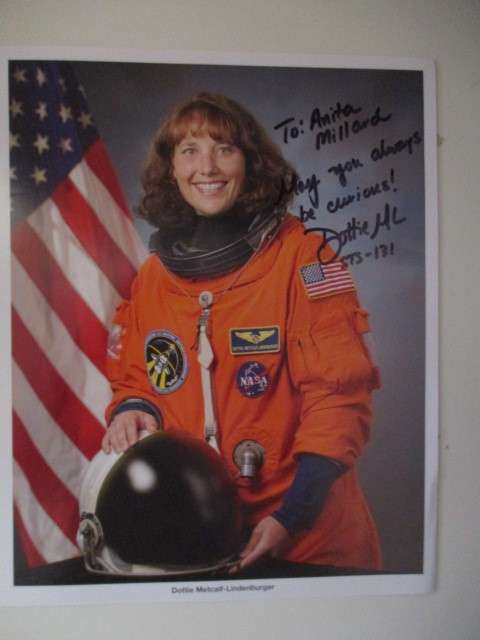 AUTOGRAPHED SIGNED - ASTRONAUT DOTTIE METCALF - LINDENBURGER A4