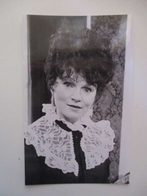 AUTOGRAPHED SIGNED - PENNY MORRELL MINDER POST CARD SIZE