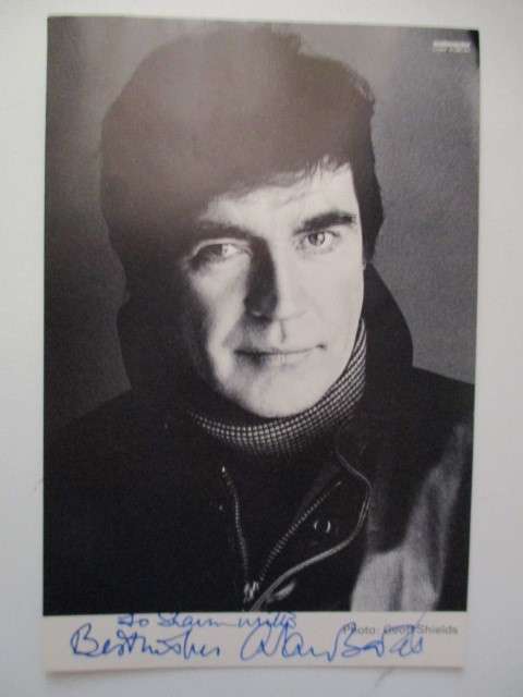 AUTOGRAPHED SIGNED ALAN BATES POSTCARD SIZE ACTOR
