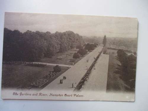 VINTAGE POST CARD HAMPTON COURT PALACE