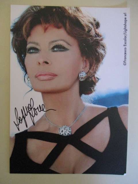 AUTOGRAPHED / SIGNED - SOPHIA LOREN!!!  10 1/2  x   15cm