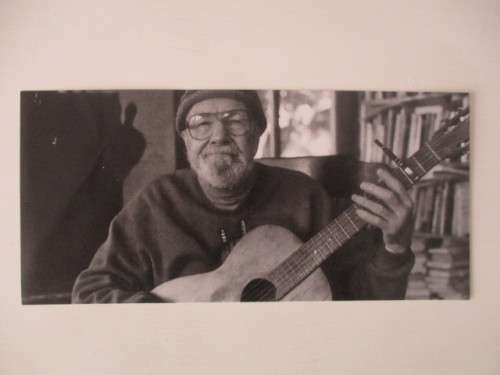 AUTOGRAPHED / SIGNED - PETE SEEGER FAMOUS SINGER  LONG POSTCARD SIZE