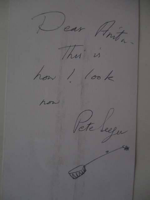 AUTOGRAPHED / SIGNED - PETE SEEGER FAMOUS SINGER  LONG POSTCARD SIZE