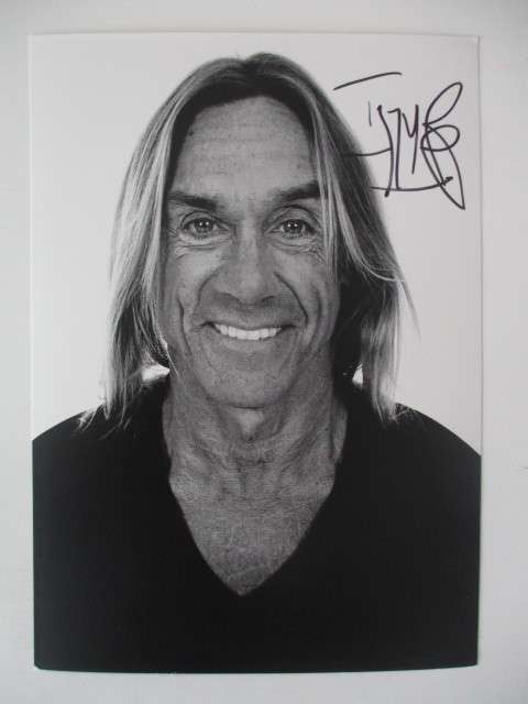 AUTOGRAPHED SIGNED - IGGY POP ROCK SINGER  14 1/2 CM X  21 CM
