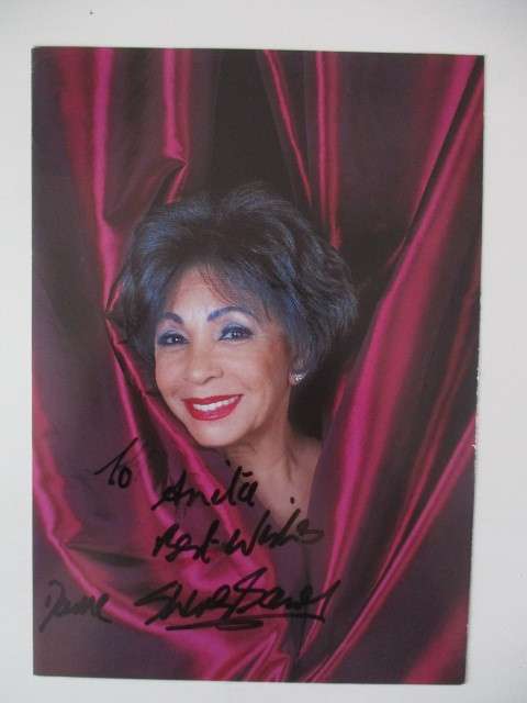 AUTOGRAPHED / SIGNED DAME SHIRLEY BASSEY SINGER OF MOON RACKER 007   14 1/2 cm X  21 cm