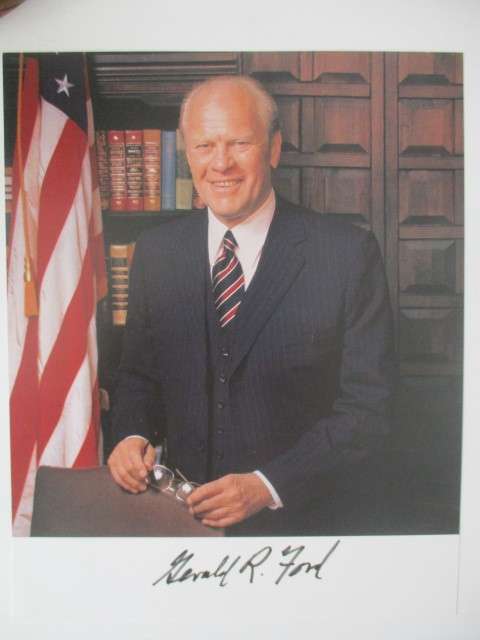 AUTOGRAPHED / SIGNED - PRESIDENT GERALD FORD U.S.A . A4 SIZE