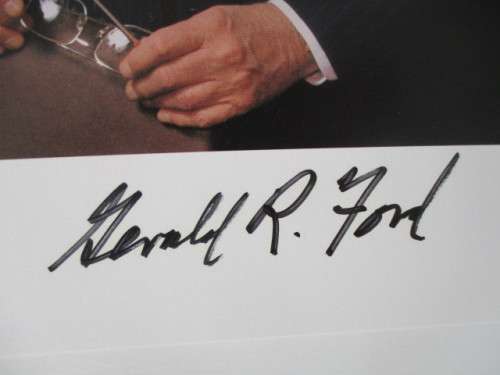 AUTOGRAPHED / SIGNED - PRESIDENT GERALD FORD U.S.A . A4 SIZE