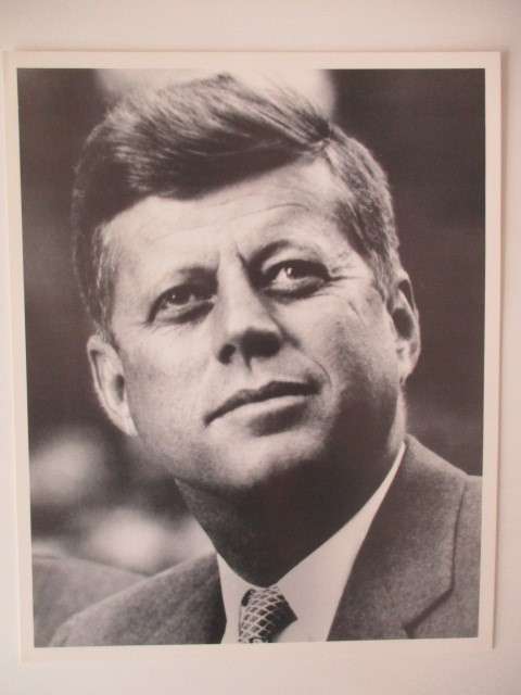 PHOTOGRAPH OF PRESIDENT JOHN F. KENNEDY  - 20 CM X  25 CM