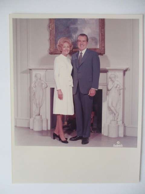 PHOTOGRAPH - PRESIDENT - RICHARD NIXON AND MRS -
