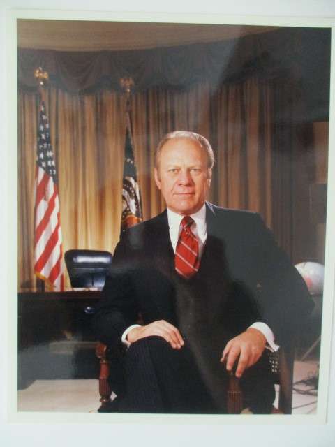 PHOTOGRAPH - PRESIDENT GERALD FORD - 20 CM X  25 CM