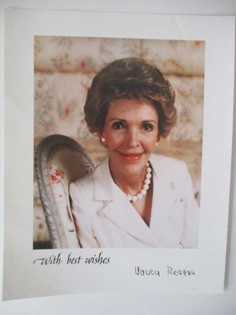 PRINTED AUTOGRAPH - NANCY REAGAN  -  20 CM X  25 CM