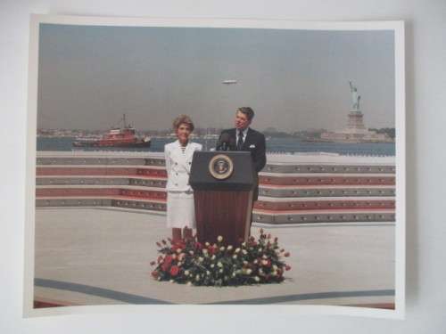 PHOTOGRAPH - PRESIDENT RONALD REAGAN AND NANCY REAGAN