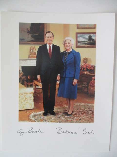 PRINTED AUTOGRAPHS  OF PRESIDENT GEORGE BUSH AND MRS BUSH