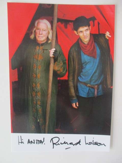 AUTOGRAPHED / SIGNED - RICHARD WILSON - MERLIN   12CM X  18CM