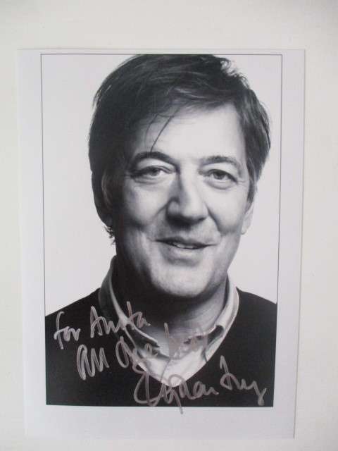 AUTOGRAPHED / SIGNED - STEPHEN FRY - ACTOR COMEDIAN AUTHOR  18 CM X  13 CM
