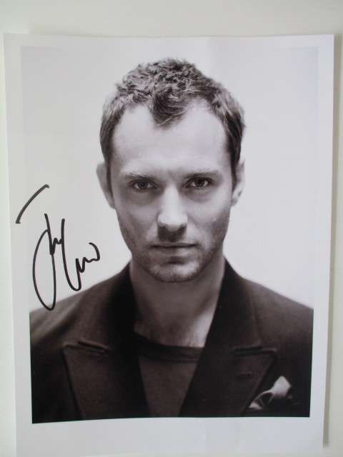 PRINTED AUTOGRAPH - JUDE LAW - ACTOR -  15 CM X  20 CM
