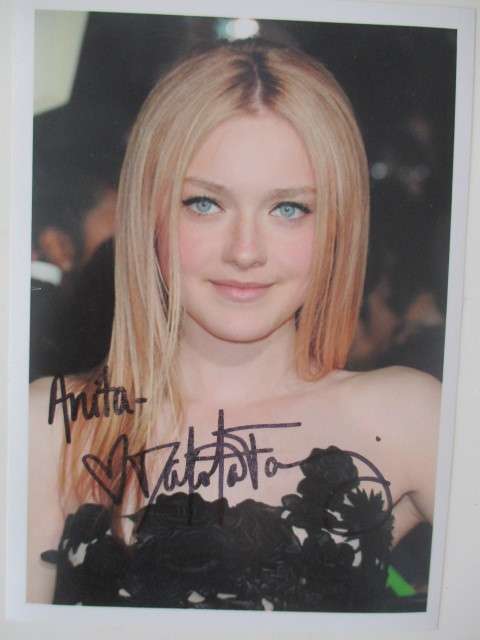 AUTOGRAPHED / SIGNED - DAKOTA FANNING - TWILIGHT -    12 1/2CM   X  17 1/2 CM