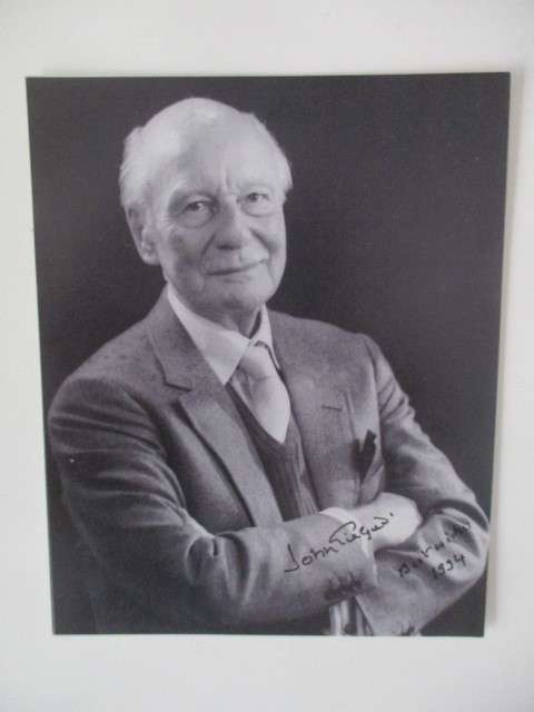 AUTOGRAPHED / SIGNED - SIR JOHN GIELGUD - ARTHUR   12 CM X  15 CM