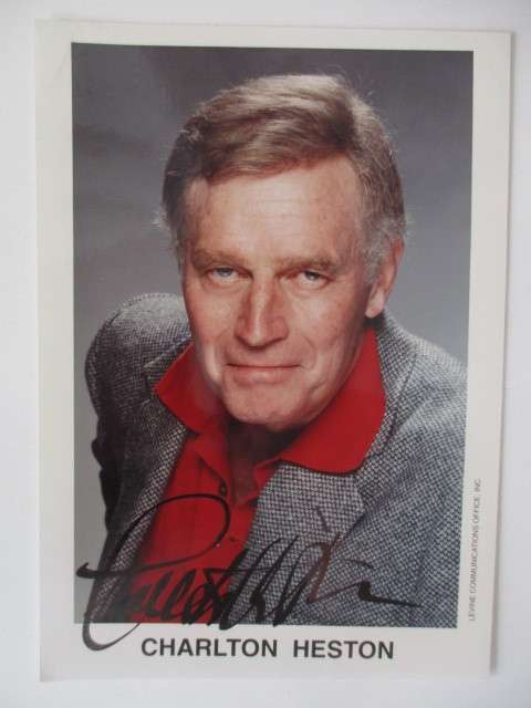 AUTOGRAPHED / SIGNED - CHARLTON HESTON -PLANET OF THE APES -  12 1/2 cm x  18 cm