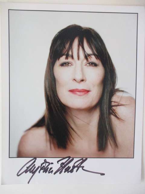 AUTOGRAPHED / SIGNED - ANJELICA HUSTON - ADAMS FAMILY - A4 SIZE