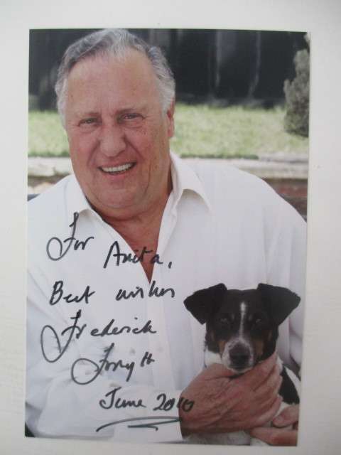 AUTOGRAPHED / SIGNED PHOTO -  FREDERICK  FORSYTH APP POSTCARD SIZE