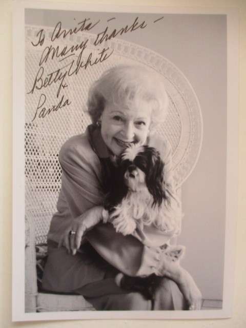 AUTOGRAPHED / SIGNED - BETTY WHITE THE GOLDEN GIRLS    12 1/2 cm  x  17 1/2 cm