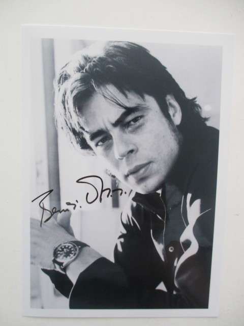 PRINTED AUTOGRAPH -  BENICIO DEL TORO  -  12 1/2 CM  X   17 1/2 CM