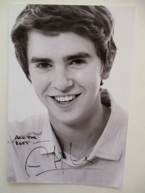 AUTOGRAPHED / SIGNED - FREDDIE HIGHMORE - THE GOOD DOCTER BATES MOTEL BIT BIGGER THAN POSTCARD