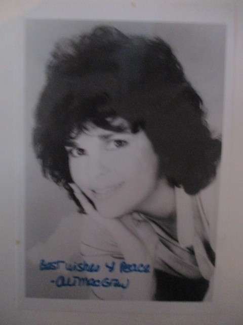 PRINTED AUTOGRAPH - ALI MAGRAW  ACTOR - ACTED IN SMASH