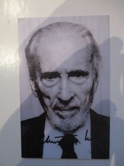 AUTOGRAPHED / SIGNED - CHRISTOPHER LEE -  ``DRACULA ``  POSTCARD SIZE