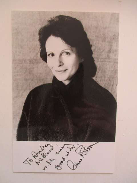 AUTOGRAPHED / SIGNED - CLAIRE BLOOM - APP POSTCARD SIZE