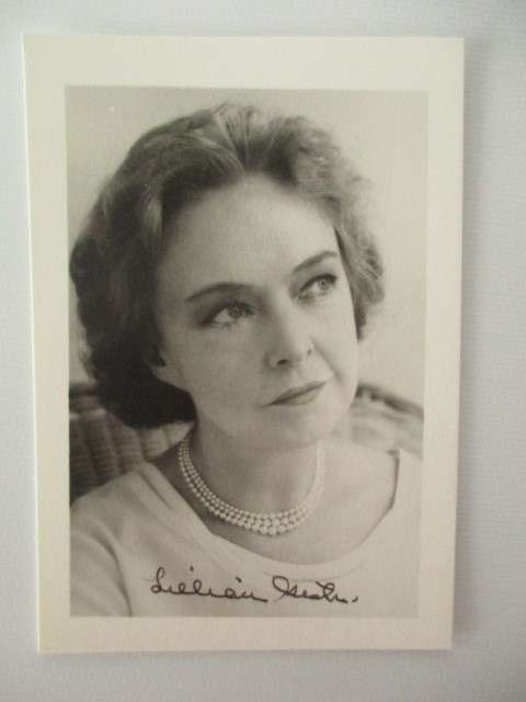 AUTOGRAPHED / SIGNED - LILLIAN GISH - SILENT MOVIE ACTOR  - APP POST CARD SIZE