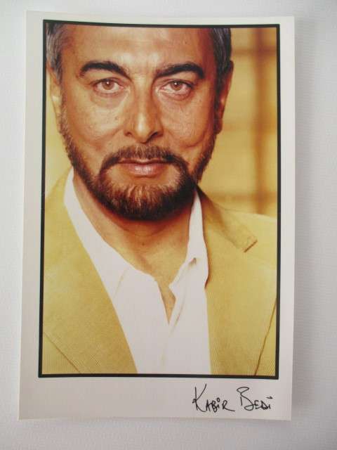 PRINTED AUTOGRAPH KABIR BEDI - OCTOPUSSY 007  BIT LARGER THAN POSTCARD