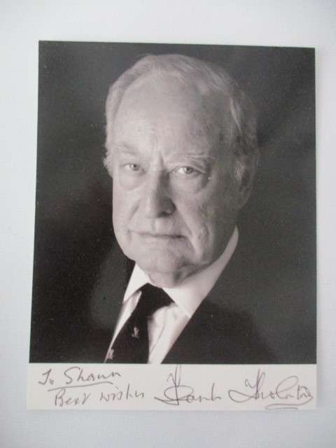 AUTOGRAPHED / SIGNED -  FRANK THORNTON  - BRITISH ACTOR BROADER THAN A POST CARD
