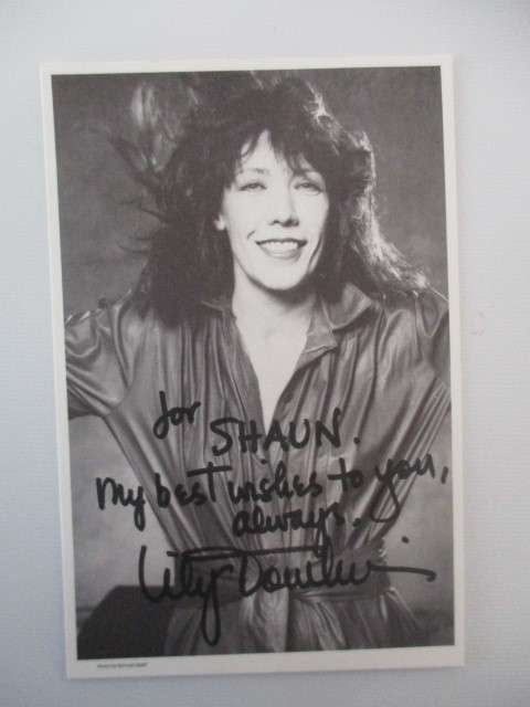 AUTOGRAPHED / SIGNED - LILY TOMLIN -   APP POSTCARD SIZE